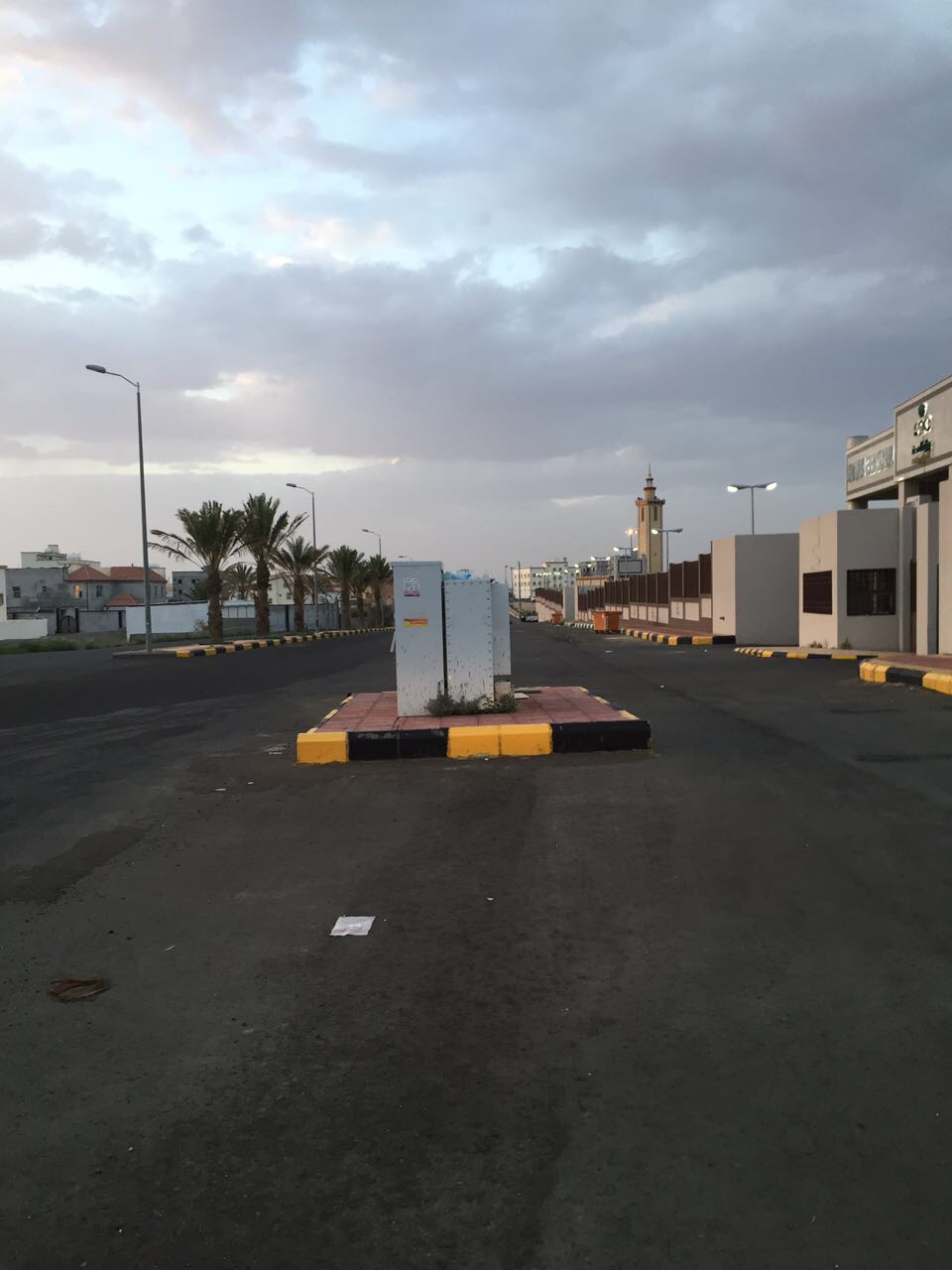 تجاوبًا مع “المواطن”.. السعودية للكهرباء: جار رفع المعدات الكهربائية من أمام مستشفى أحد رفيدة