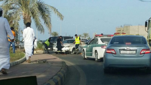 وفاة معلم وإصابة زوجته وابنته في حادث سير بالقنفذة