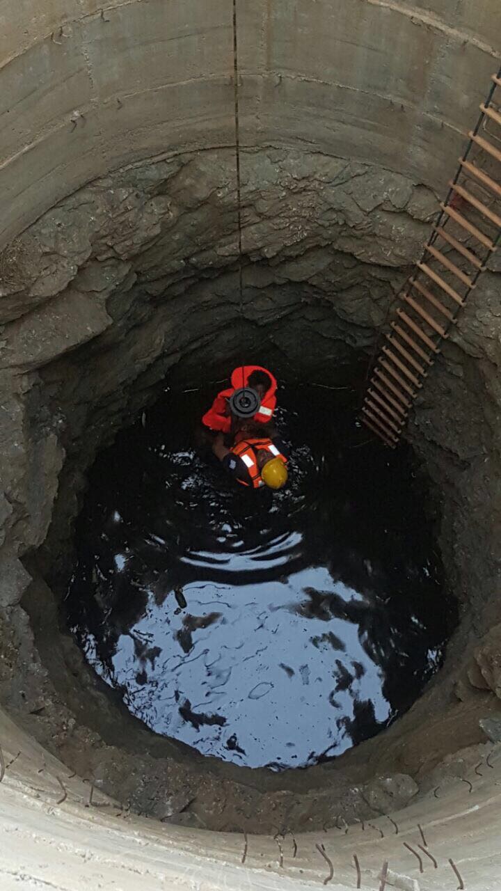 بالصور.. استخراج طفل علق في بئر زراعية في بارق