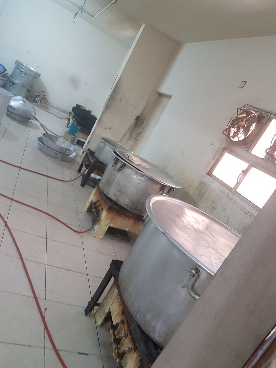 بالصور.. إغلاق مطبخ شهير بعزيزية مكة لمخالفة الاشتراطات الصحية