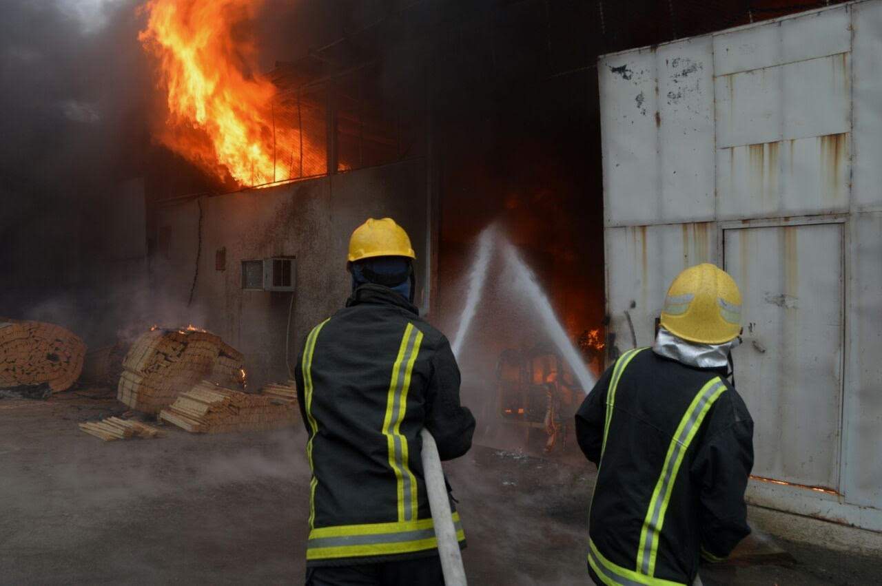 بالصور.. إخماد حريق بمستودع موبيليا وأقمشة على مساحة 500م في #جدة