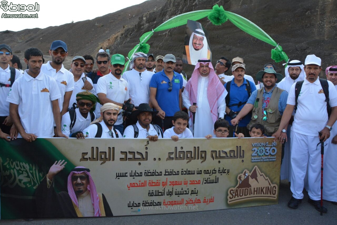 صور.. 200 عضو من ”هايكنج السعودية“ يتسلقون جبال محايل