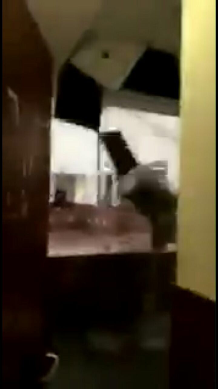 بالفيديو.. هلع وقفز من النوافذ بعد انهيار سقف على طالبات طب بجازان