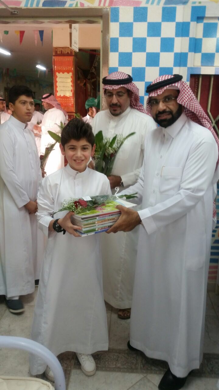بالصور.. تعليم شرق الرياض يصافح الطلاب وأولياء الأمور والمعلمين بالورود