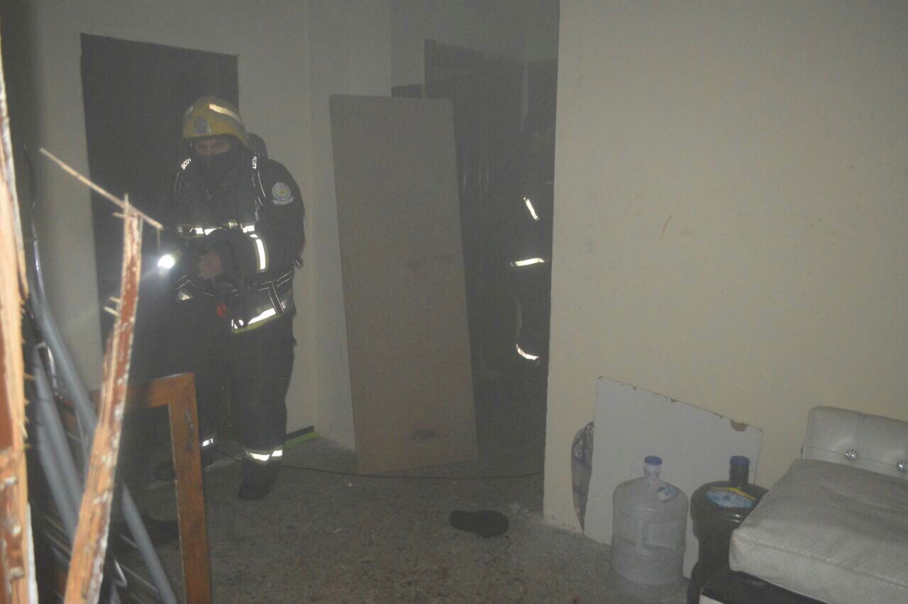 إخلاء وإصابة أشخاص في حريق مبنى بجدة