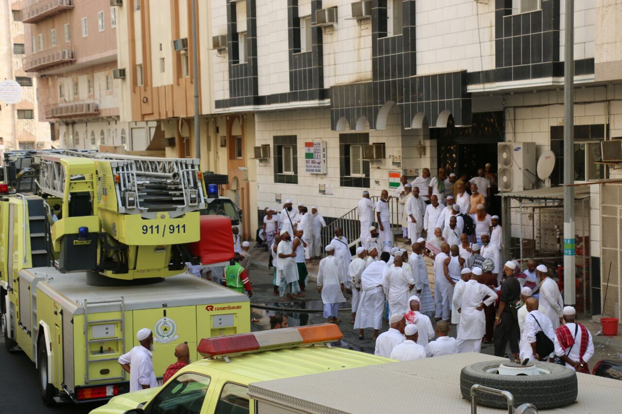 بالصور.. حريق يخلي ٣٩١ شخصاً في عمارة بعزيزية مكة