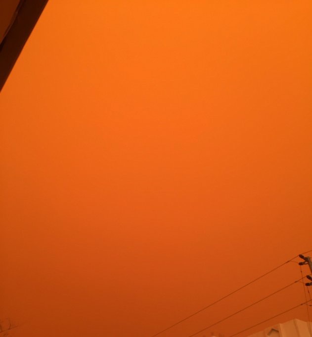 بالصور..  #عاصفة_مدار تحول نهار رفحاء إلى اللون البرتقالي