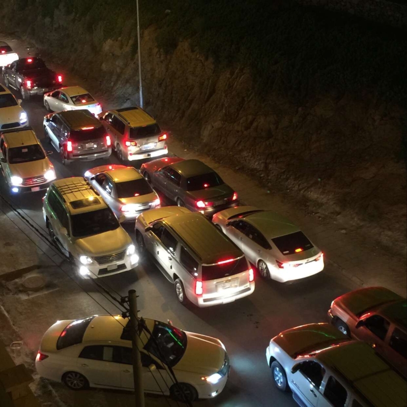 بالصور .. ازدحام و تكدس السيارات في الطريق إلى الجبل الأخضر - المواطن