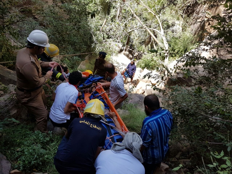 إنقاذ مواطن سقط من مرتفع جبلي في جازان