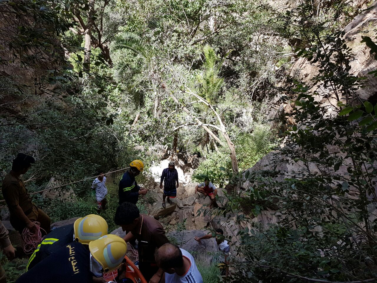 بالصور.. إنقاذ مواطن سقط من مرتفع جبليّ في جازان
