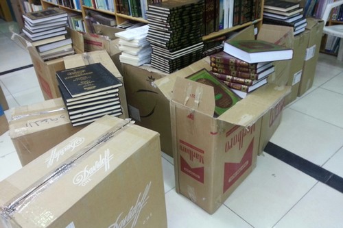 مكتبة تخزن الكتب بكراتين “عبوات السجائر”