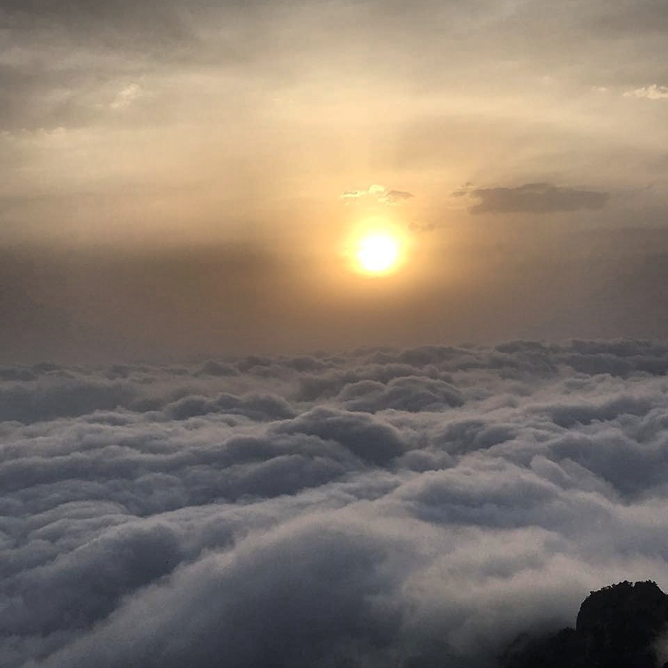 صورة لبحر الضباب بعيون “المواطن”.. من ارتفاع 3000 م!
