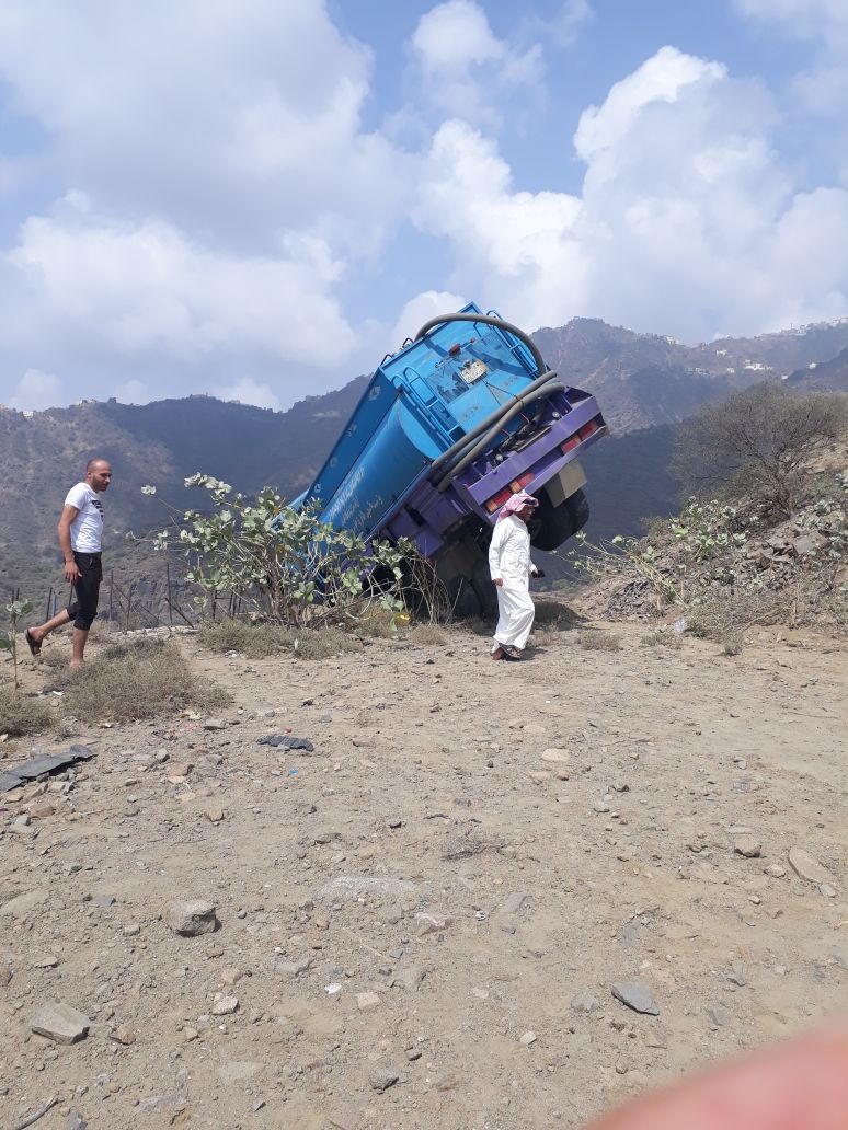 بالصور.. نجاة صاحب صهريج من الموت المحقق في فيفاء والطرق غائبة