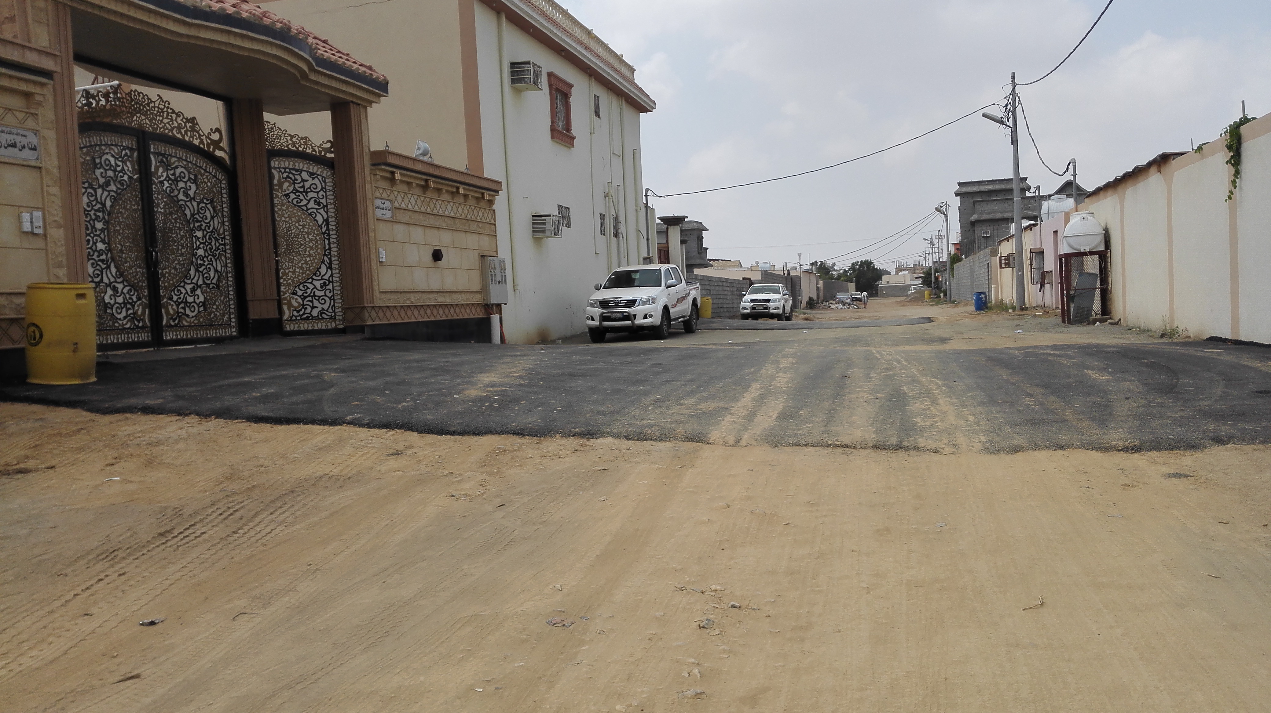 بالصور.. أهالي حي الطرشية الجديدة يسفلتون الشوارع على نفقتهم.. وأمانة جازان تلتزم الصمت