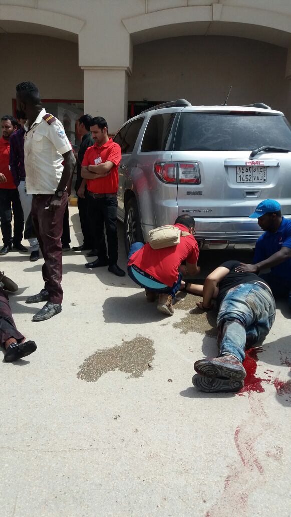شاهد .. صور مسرح جريمة السطو المسلح على عربة نقل أموال في #الرياض