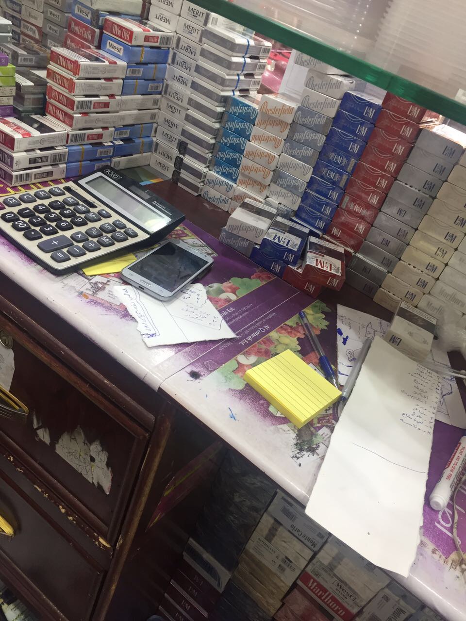 سجائر إلكترونية محظورة وترويج للتبغ بمحلات مخالفة في مكة