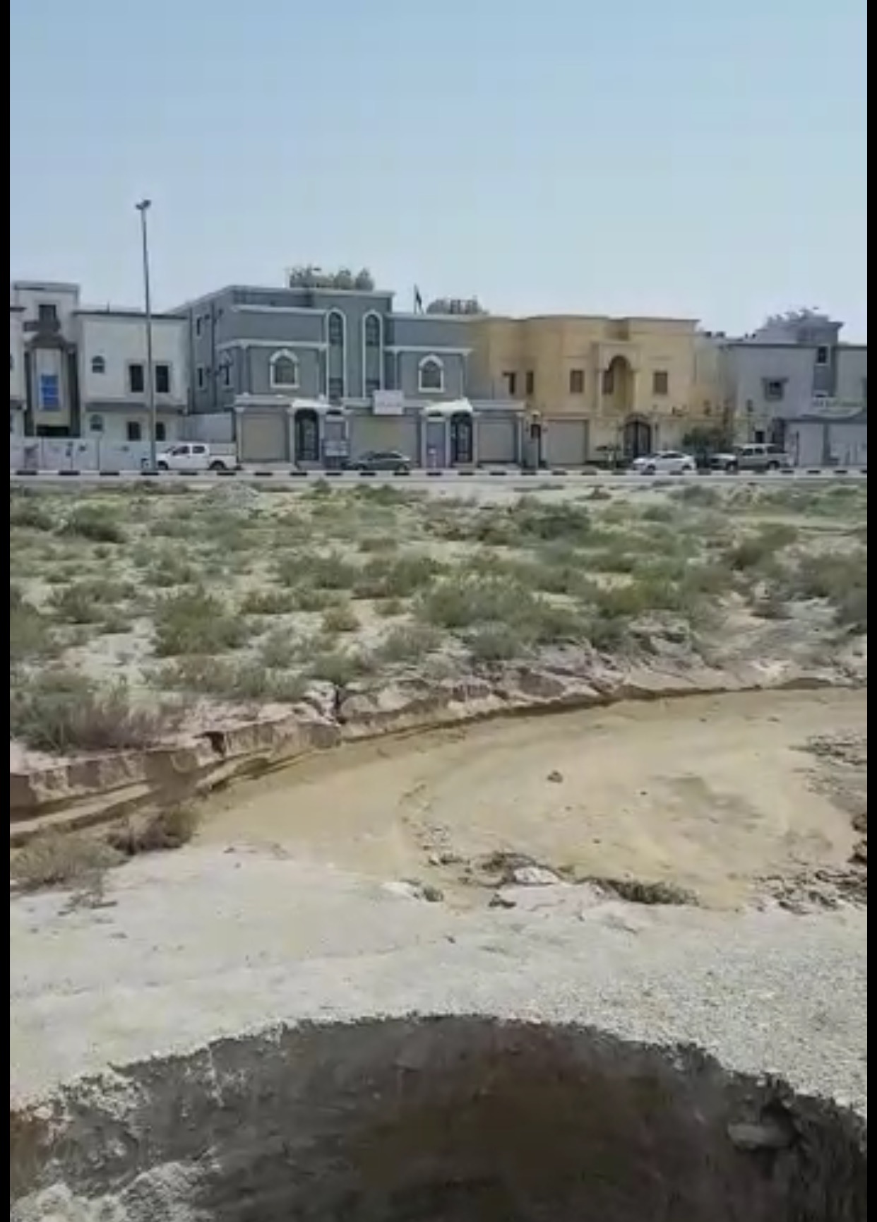 بالفيديو والصور.. خسف أرضي يهدد أطفال حي الندى في #الدمام