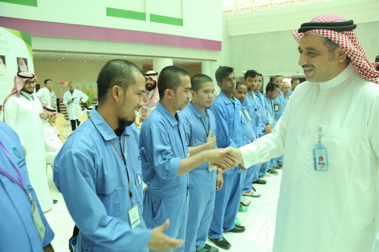 بالصور.. مدينة الملك سعود الطبية تشارك عمال النظافة فرحة العيد