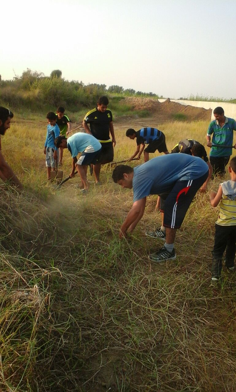 بالصور.. شباب يتطوعون لتنظيف مقابر جازان بعد غياب البلديات
