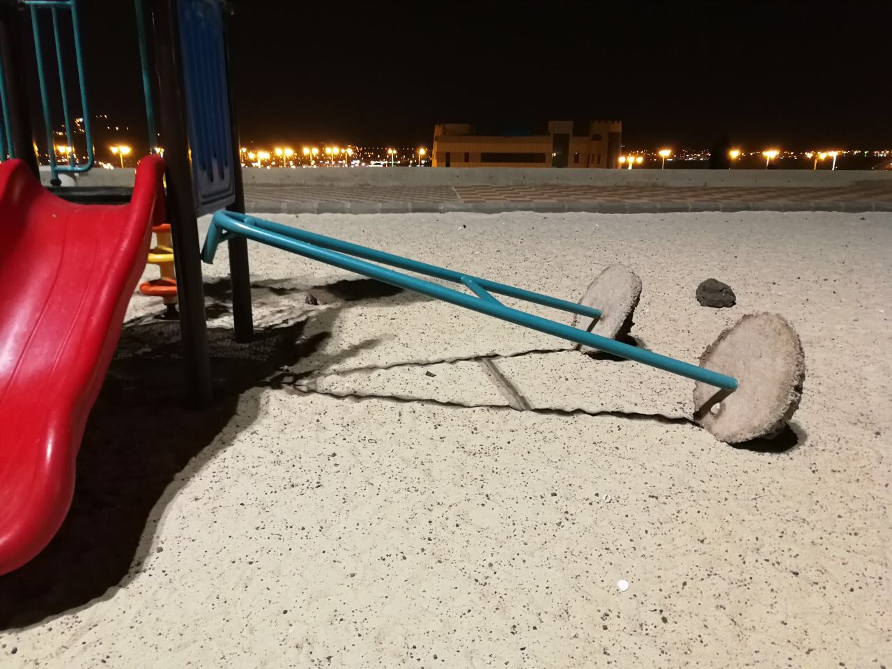 سقوط أجزاء من ألعاب الأطفال يثير مخاوف مرتادي حديقة المطل بمحايل