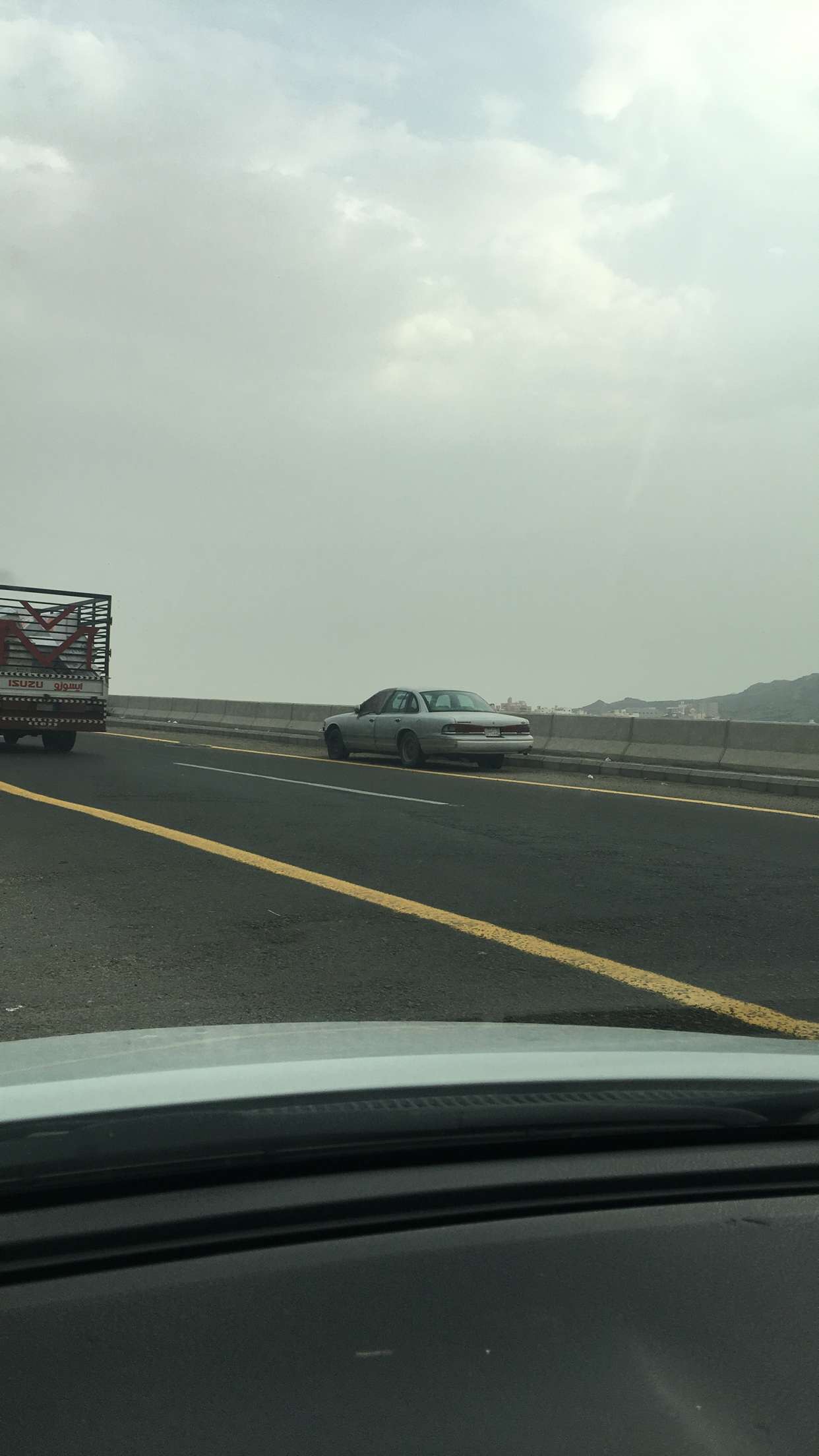 بالصور.. “المواطن” ترصد وقوف سيارة بشكل خاطئ على طريق سريع بمكة