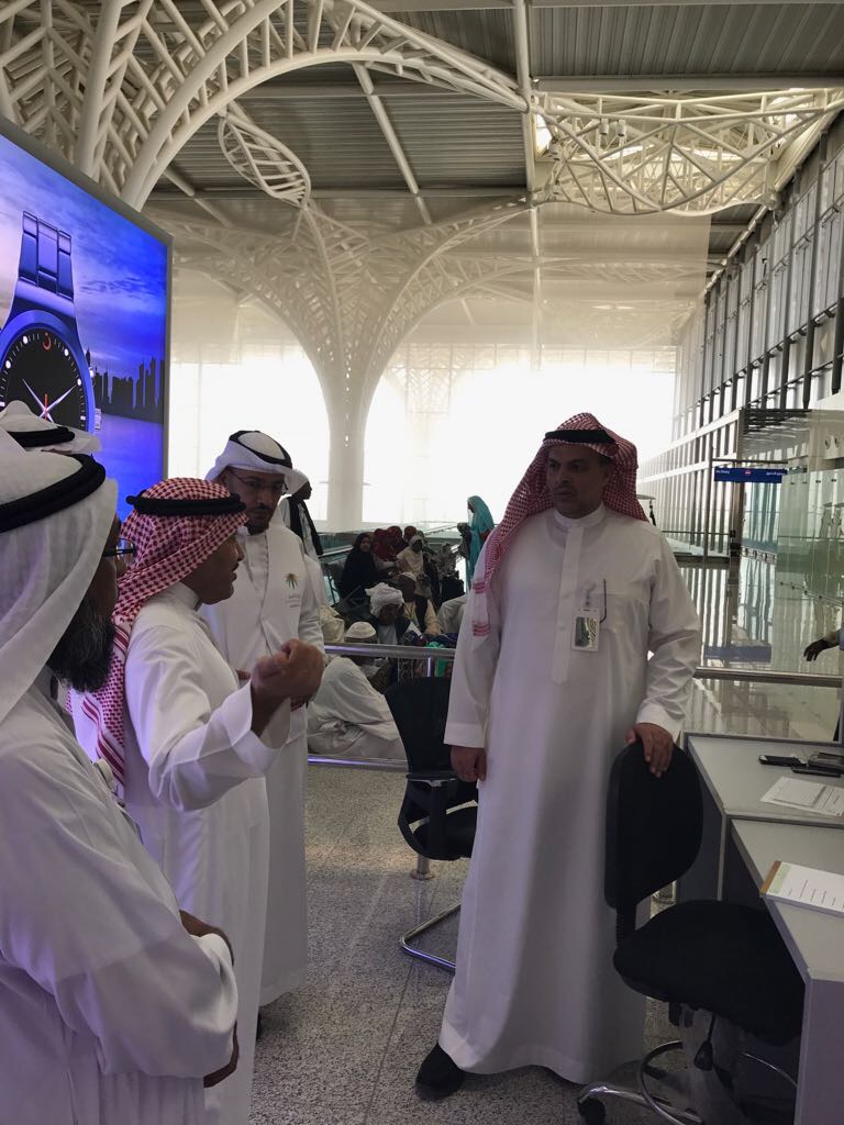 بالصور.. مدير عمل المدينة يتفقد صالات مطار الأمير محمد بن عبدالعزيز