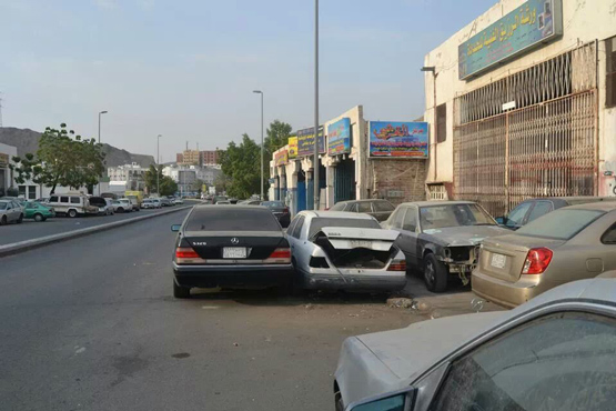 السيارات الخربة بشارع الجزائر تهدد الورش بالغلق