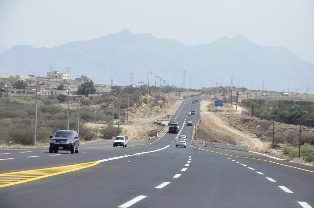 مطالبات بازدواجية الطريق الدولي بقرية المربع في ثلوث المنظر