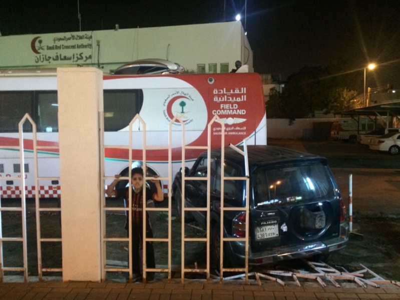 سيارة تقتحم مبنى فرع هيئة الهلال الأحمر بجازان
