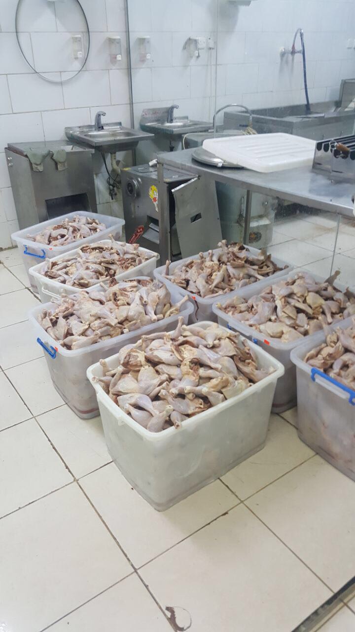بالصور.. مصادرة أكثر من 2000 دجاجة غير صالحة في مطاعم مكة