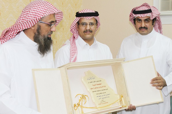 محافظة تنومة تكرم المؤسسة الخيرية لوالدة الأمير ثامر بن عبدالعزيز