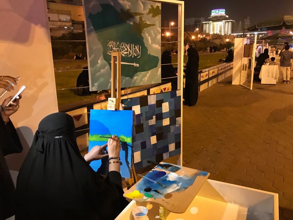 بالصور والفيديو.. فنانة تشكيلية في شارع الفن ترغب في إيصال هديتها إلى فيصل بن خالد