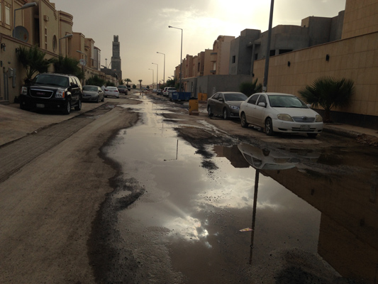 طفوح شارع 56 بـ”ياسمين الرياض” تنذر بكارثة بيئية