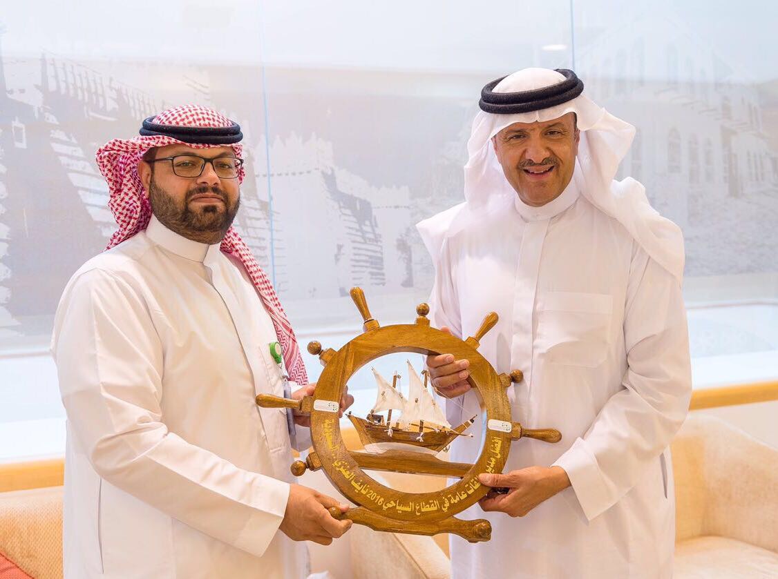 سلطان بن سلمان يهنئ العنزي بجائزة الأوسكار السياحي العربي
