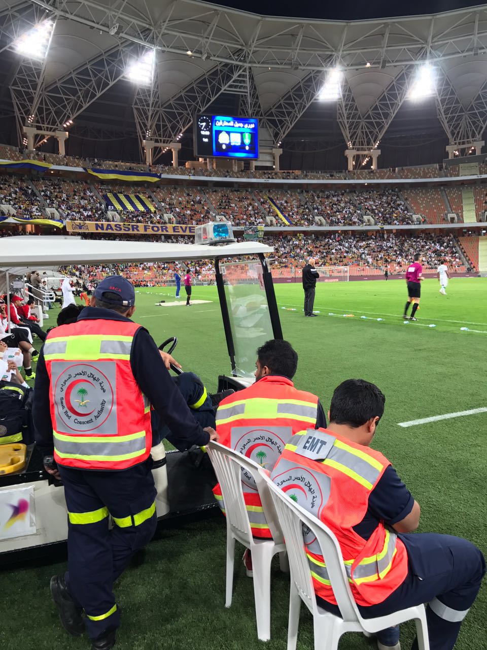 بالصور.. هلال مكة يباشر 7 حالات في كلاسيكو الأهلي والنصر