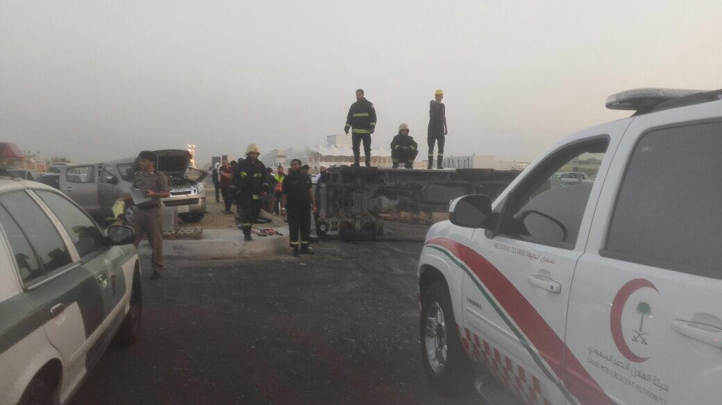 بالصور.. ٩ إصابات بحادث انقلاب باص في #جدة