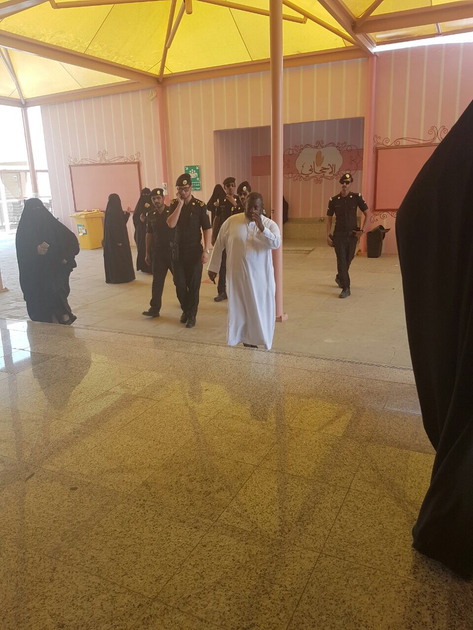 قصة مريبة لسيدة تدخل مدرسة في الرياض وخرجت تاركةً كيسًا بلاستيكيًّا!