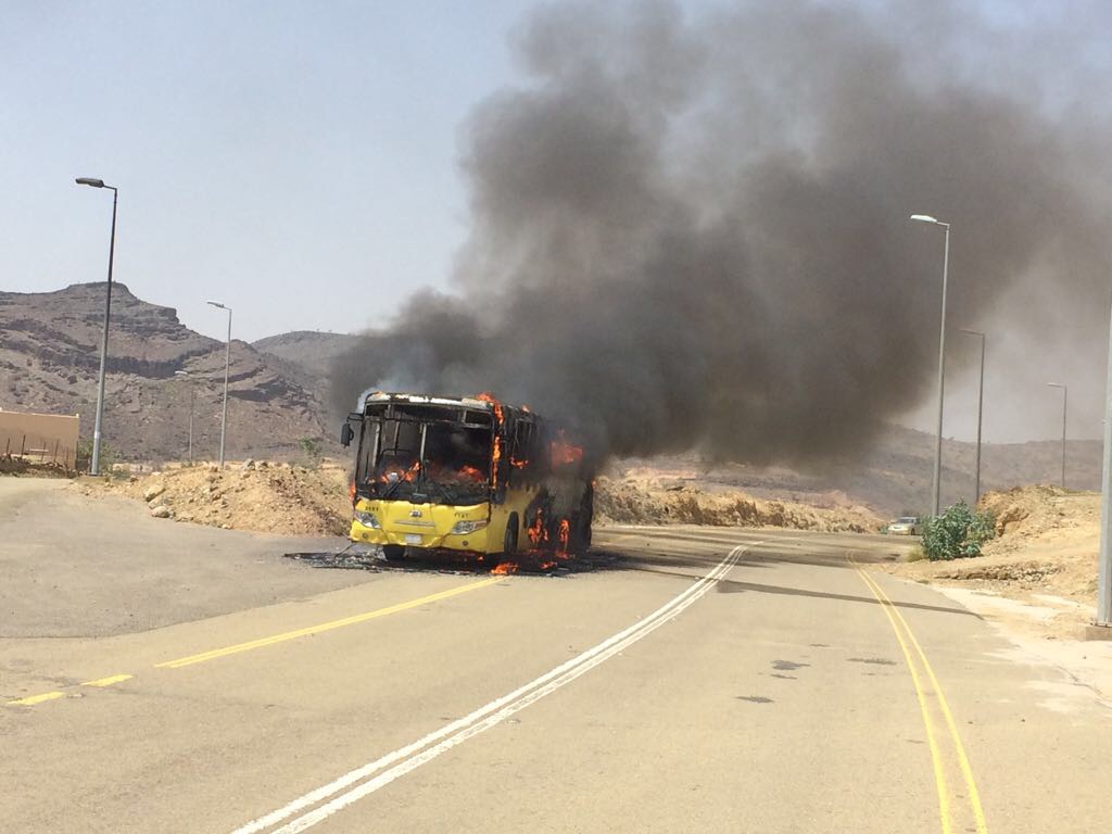 بالصور.. احتراق باص طالبات صخوان بني كبير في الباحة