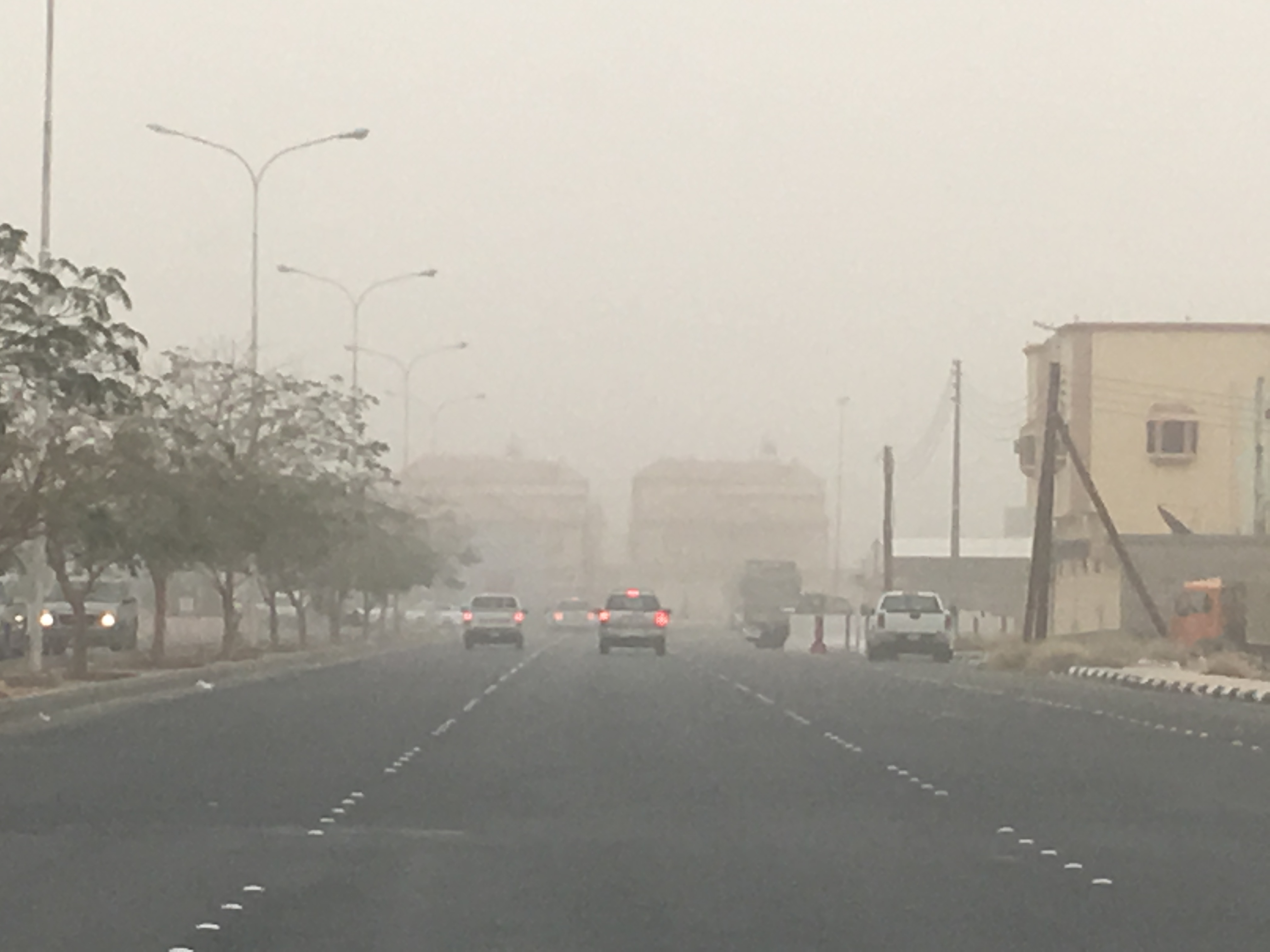 موجة غبار تحجب الرؤية على الطرق في نجران