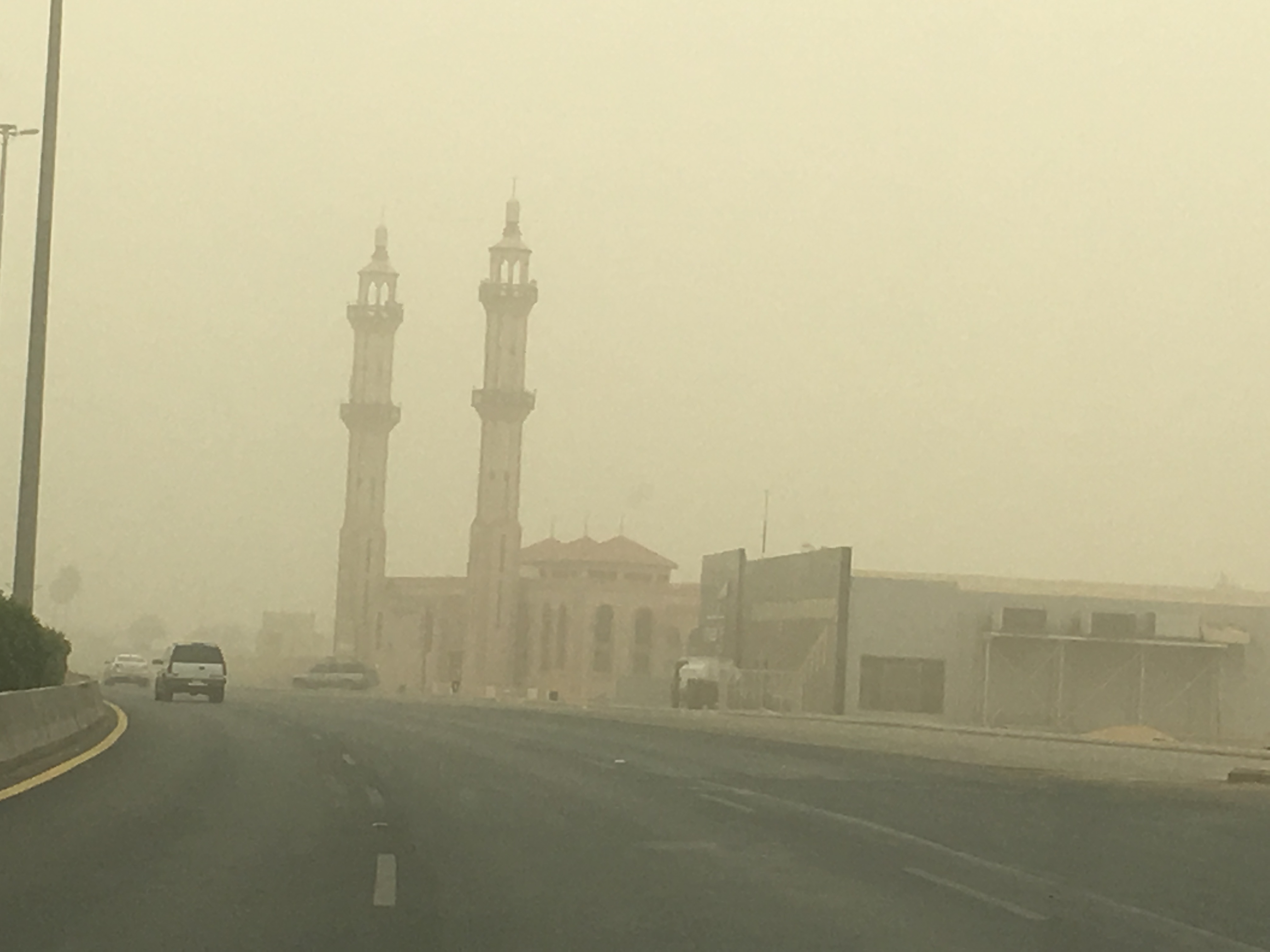غبار وأتربة مثارة تحجب الرؤية في نجران - المواطن