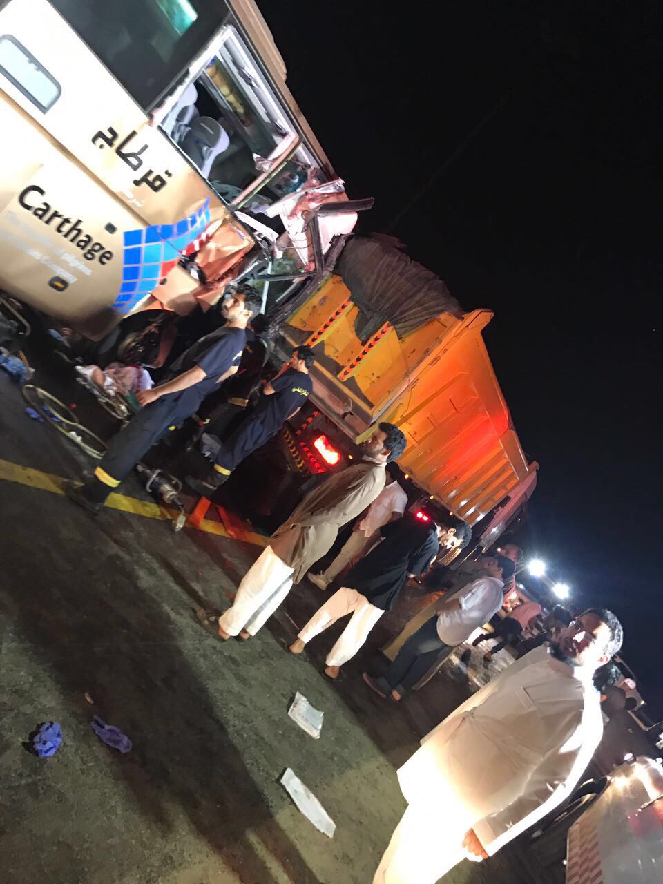 بالصور.. 3 حالات وفاة و25 إصابة في تصادم حافلة بقلاب في جدة