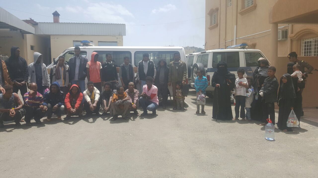 شاهد.. ضبط 8 مصانع خمور و102حزمة قات والإطاحة بـ433 مجهولا و107مطلوبين جنائيًا في عسير