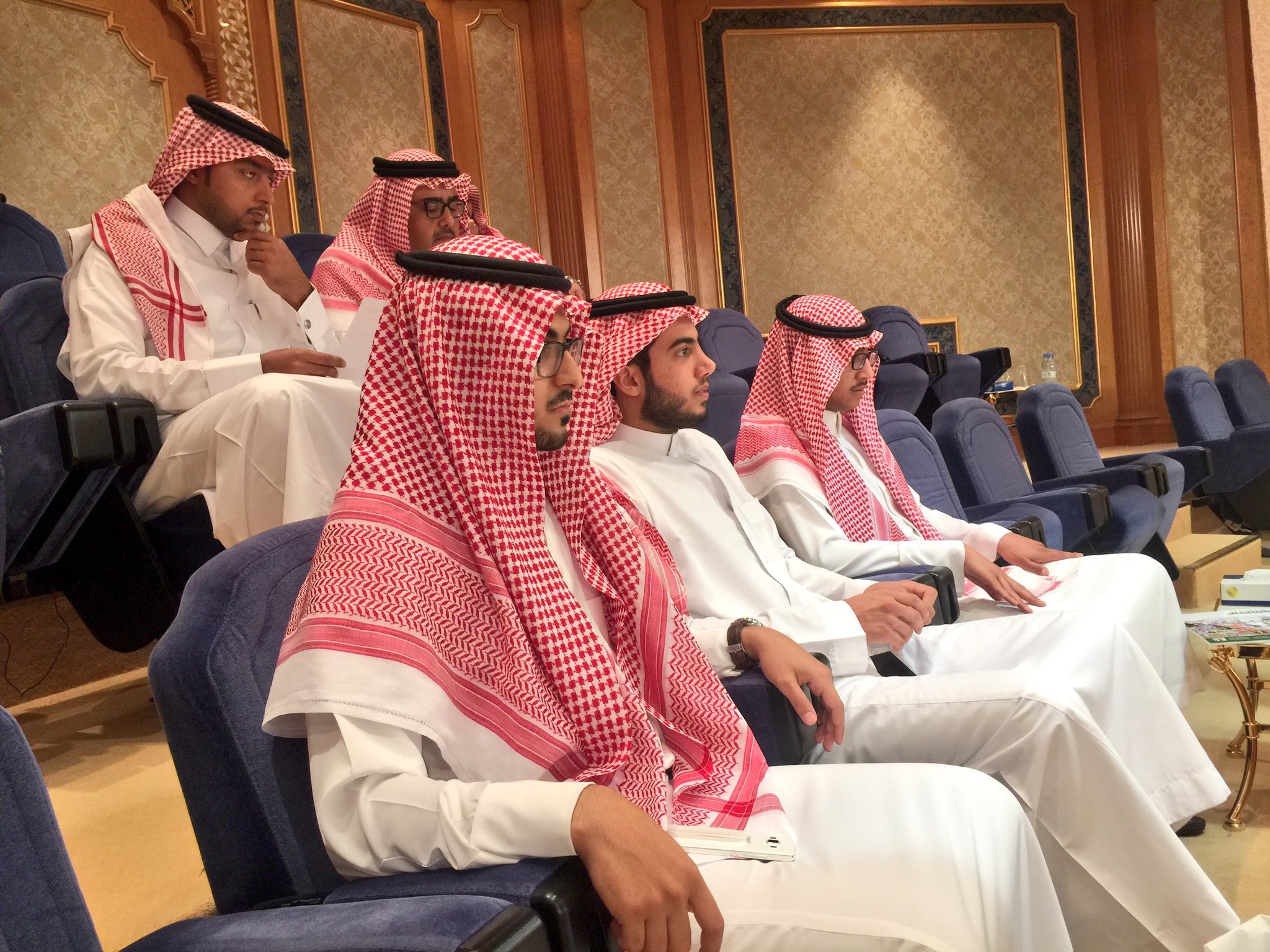 حضور 5 مواطنين جلسات مجلس الشورى يثير الجدل بين المغرّدين
