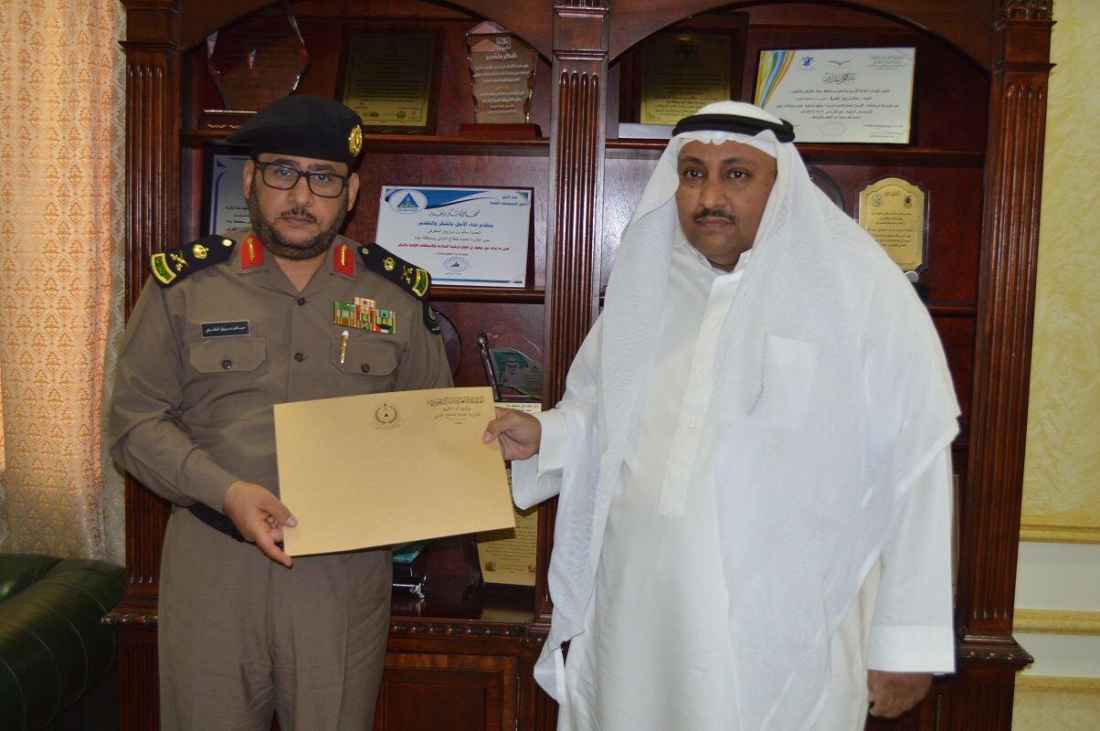 وزير الداخلية يكافئ مواطنًا ساعد مدني مكة في إخماد حريق