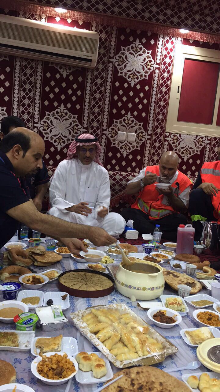 بالصور.. رئيس هيئة الهلال الأحمر يشارك منسوبي مركز إسعاف باب السلام إفطارهم