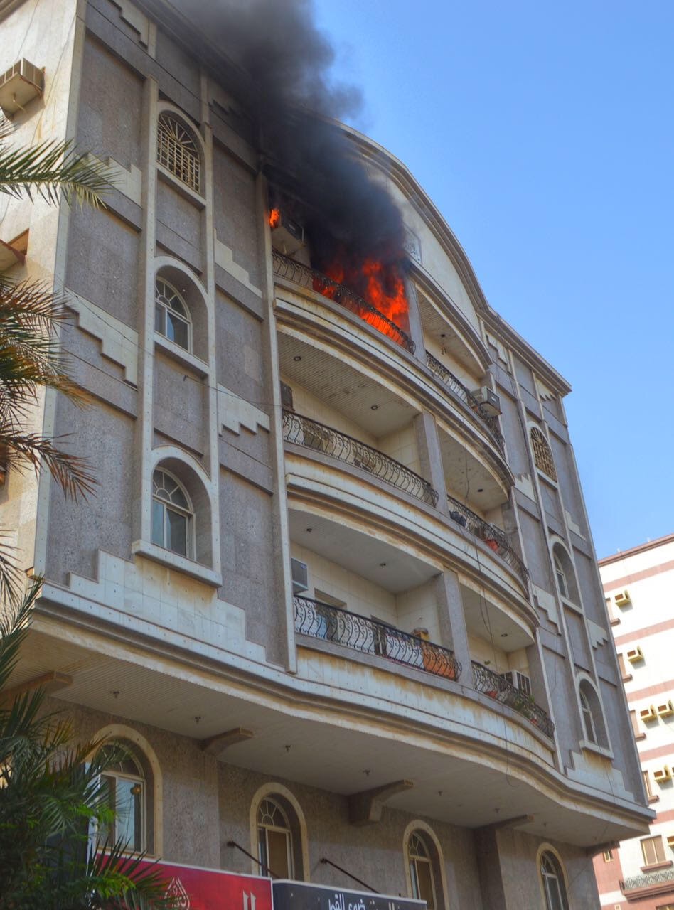 بالصور.. ماس كهربائي يخلي سكان بناية ويُسبب حريقًا في جدة