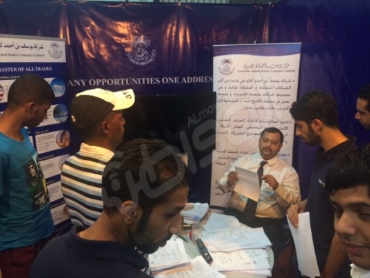 أجانب يستقبلون طلبات شباب سعوديين في يوم التوظيف بالشرقية