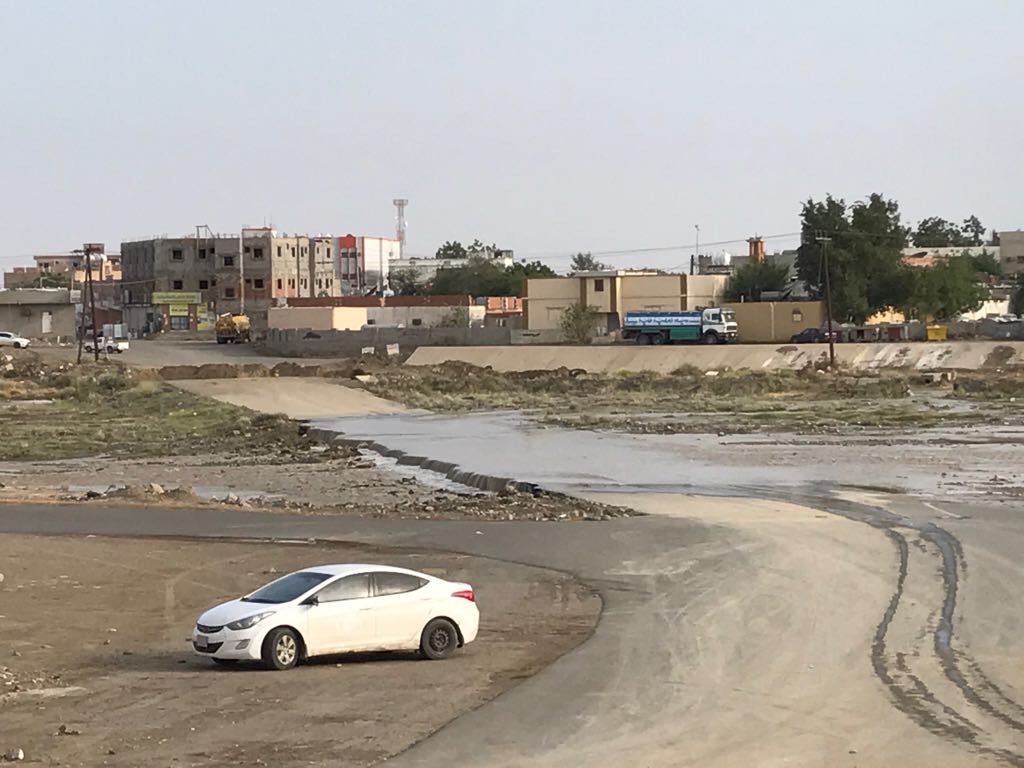 بالصور.. بلدية الدرب تغلق طريقًا يقطعه وادٍ منذ سنوات والأهالي يطالبون بوضع حد لمعاناتهم