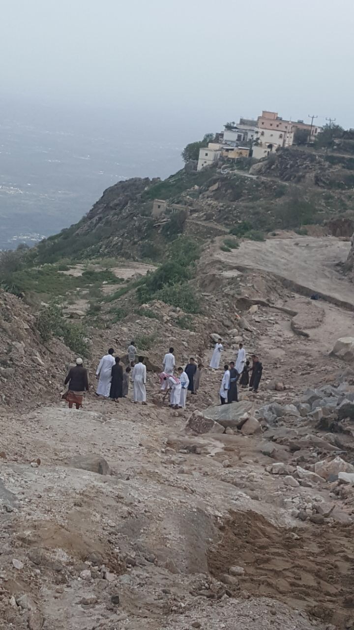 بالصور..سكان جبال الجذم وقمران بعارضة جازان معزولون .. والنقل ترد: جارٍ بحث الأمر