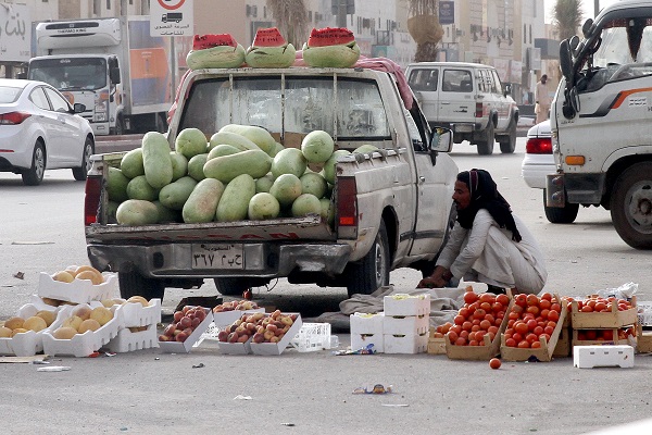 بالصور.. البسطات العشوائية تحتل ساحات المساجد بالرياض